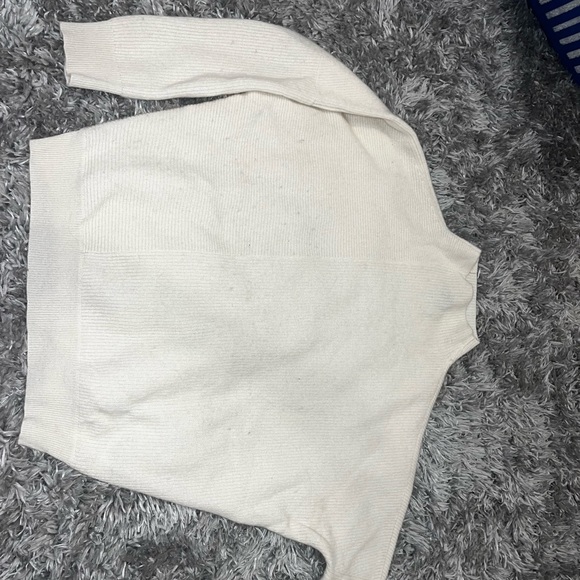 Cream cashmere turtle neck. - Picture 1 of 4